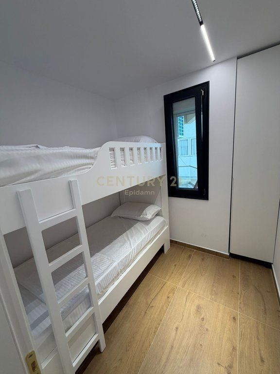 Apartament 2+1 me Qira në Vijë të Parë Bregdetare – Pamje Ballore nga Deti !