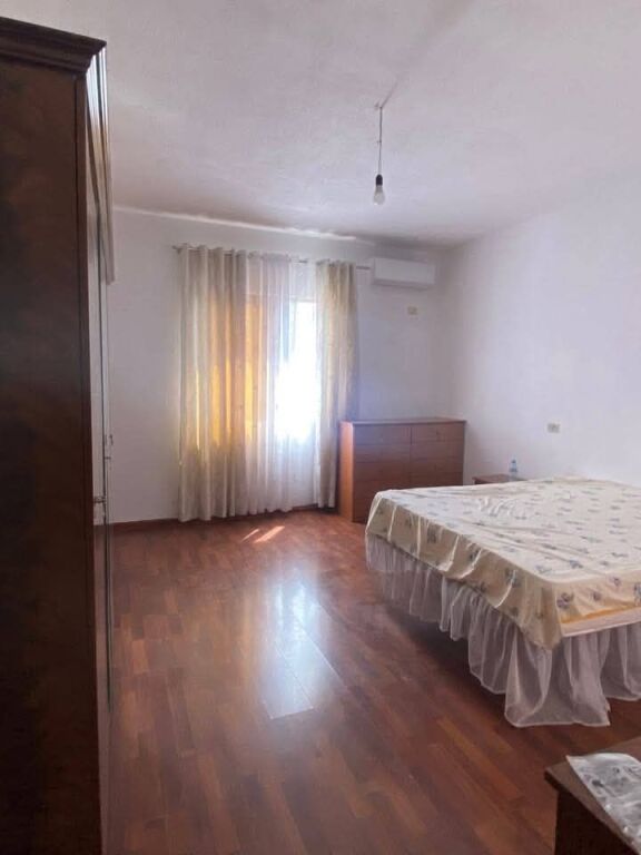 SHTEPI PRIVATE 2+1+2 ME QERA - RR. 5 MAJI, TIRANE