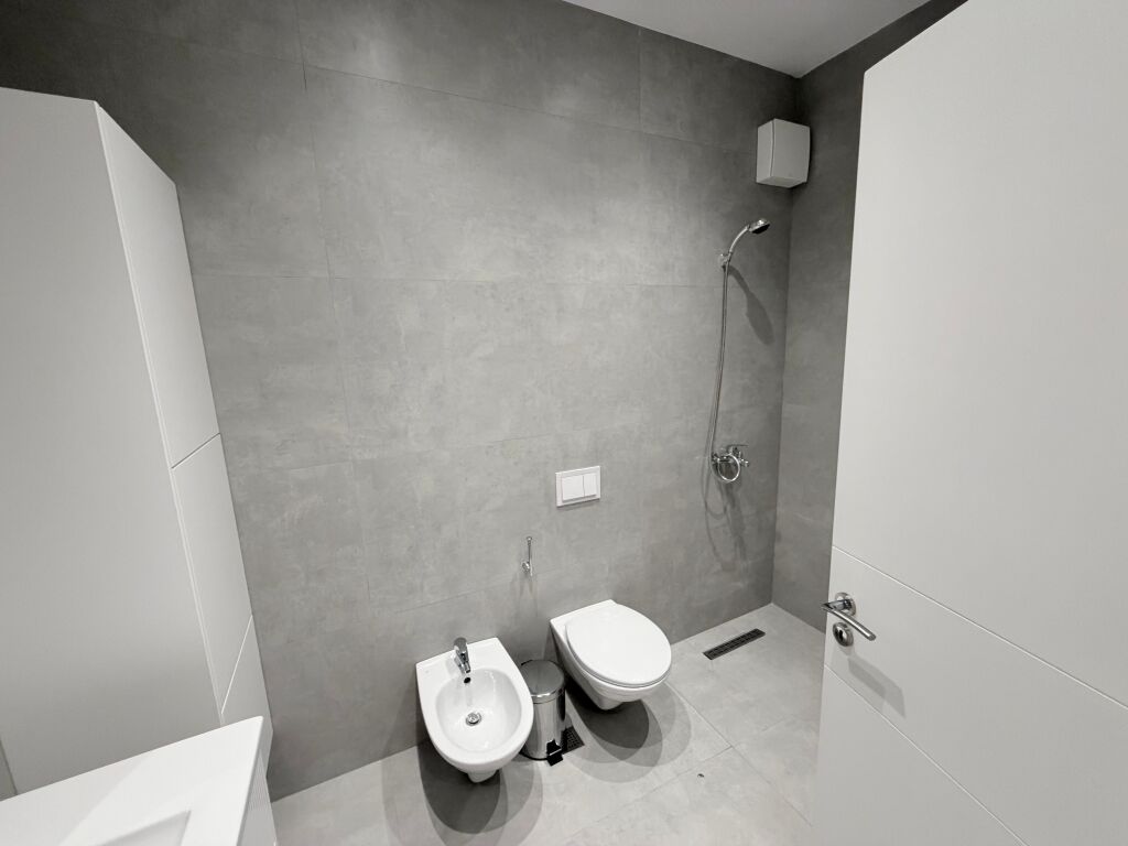 🏡 JEPET ME QIRA APARTAMENT 1+1 + POST PARKIMI – KOMUNA E PARISIT .  💰 Çmimi: 105,000 Lekë/Muaj  