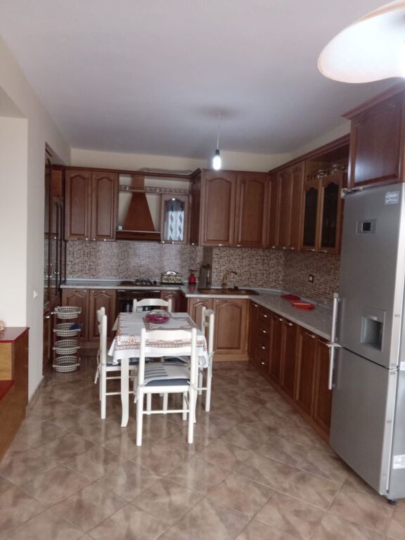 🏡APARTAMENT 2+1 ME QIRA AFATGJATË – RIVIERA, VLORË‼️