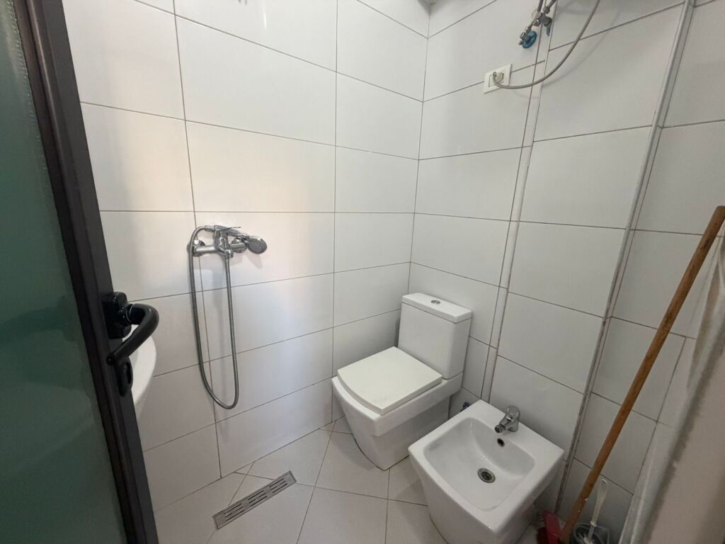 Appartamento 1+1 in affitto ad Ali Demi/ Via Hekuran Mara