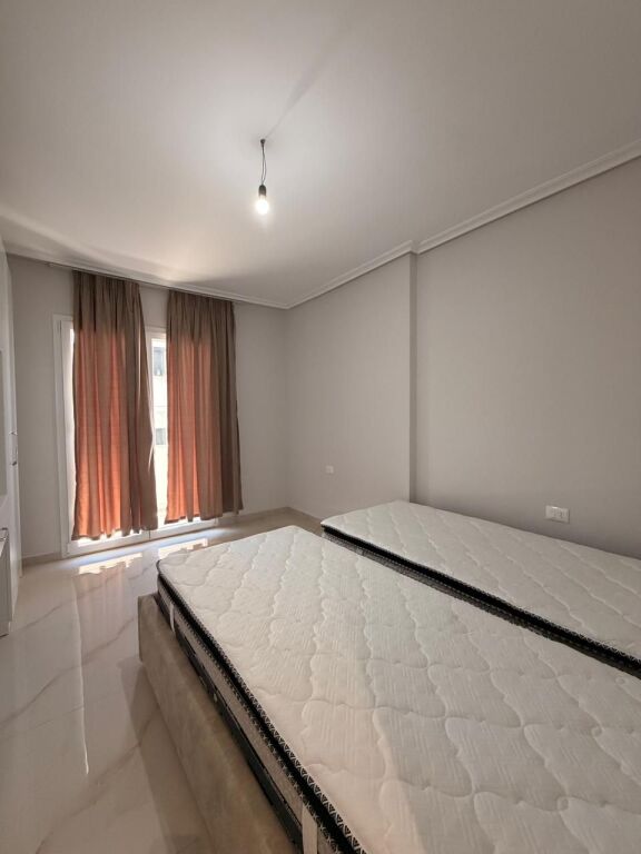 Per qira  APARTAMENT  2+1 prane Stacionit te Trenit Durres