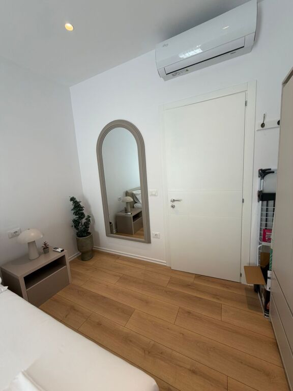 Tirane Komuna e Parisit , jepet me qera apartament 1+1+Ballkon Kati 2, 70 m² 105.000 Leke (Parkim i Perfshire ne Cmim )