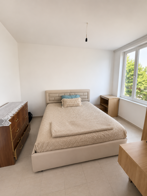 Ne Xhamllik prane sheshit shtraus jepet me qera apartament 1+1 i mobiluar totalisht!