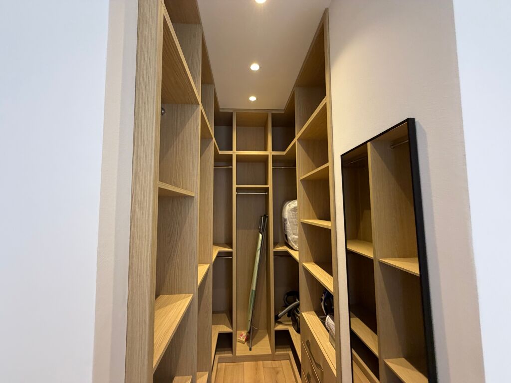🏡 APPARTAMENTO IN AFFITTO 1+1 + POSTO AUTO – COMUNE DI PARIGI  📍 Situato nella zona del Comune di Parigi, una delle aree residenziali più preferite di Tirana.  ✨ Arredamento moderno e contemporaneo 🛋️ Soggiorno + zona cucina 🛏️ 1 camera da letto 🚿 1 bagno 🚗 Posto auto incluso Piano 6   ✔️ Appartamento accuratamente investito e arredato, adatto a coppie o individui che cercano comfort e facile accesso a tutti i servizi.  💰 Prezzo: 105.000 Lek/mese  📞 Per maggiori informazioni o per una visita alla proprietà, contattaci.