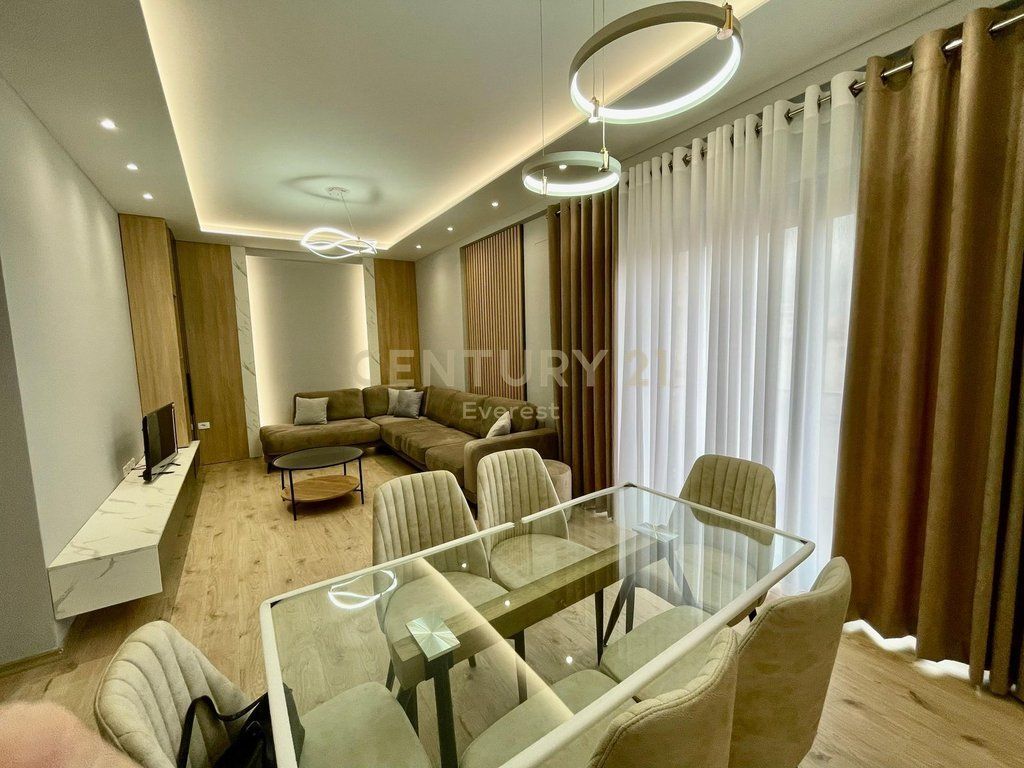 RRUGA E BARRIKADAVE, APARTAMENT 2+1+2+2 POSTE PARKIMI PER QIRA