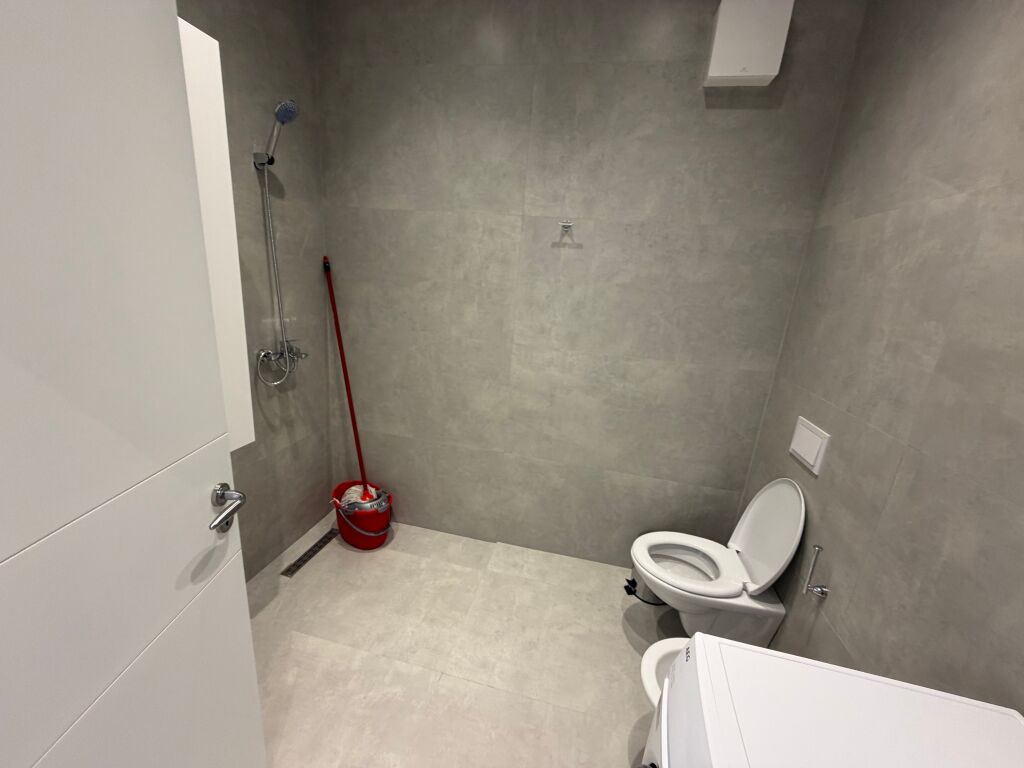 🏡 APPARTAMENTO IN AFFITTO 1+1 + POSTO AUTO – COMUNE DI PARIGI  📍 Situato nella zona del Comune di Parigi, una delle aree residenziali più preferite di Tirana.  ✨ Arredamento moderno e contemporaneo 🛋️ Soggiorno + zona cucina 🛏️ 1 camera da letto 🚿 1 bagno 🚗 Posto auto incluso Piano 6   ✔️ Appartamento accuratamente investito e arredato, adatto a coppie o individui che cercano comfort e facile accesso a tutti i servizi.  💰 Prezzo: 105.000 Lek/mese  📞 Per maggiori informazioni o per una visita alla proprietà, contattaci.