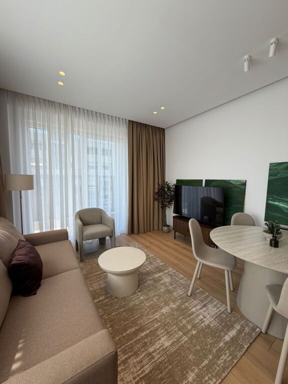 Tirane Komuna e Parisit , jepet me qera apartament 1+1+Garderob + Ballkon Kati 6, 70 m² 105.000 € (Parkim i perfshire ne cmim)
