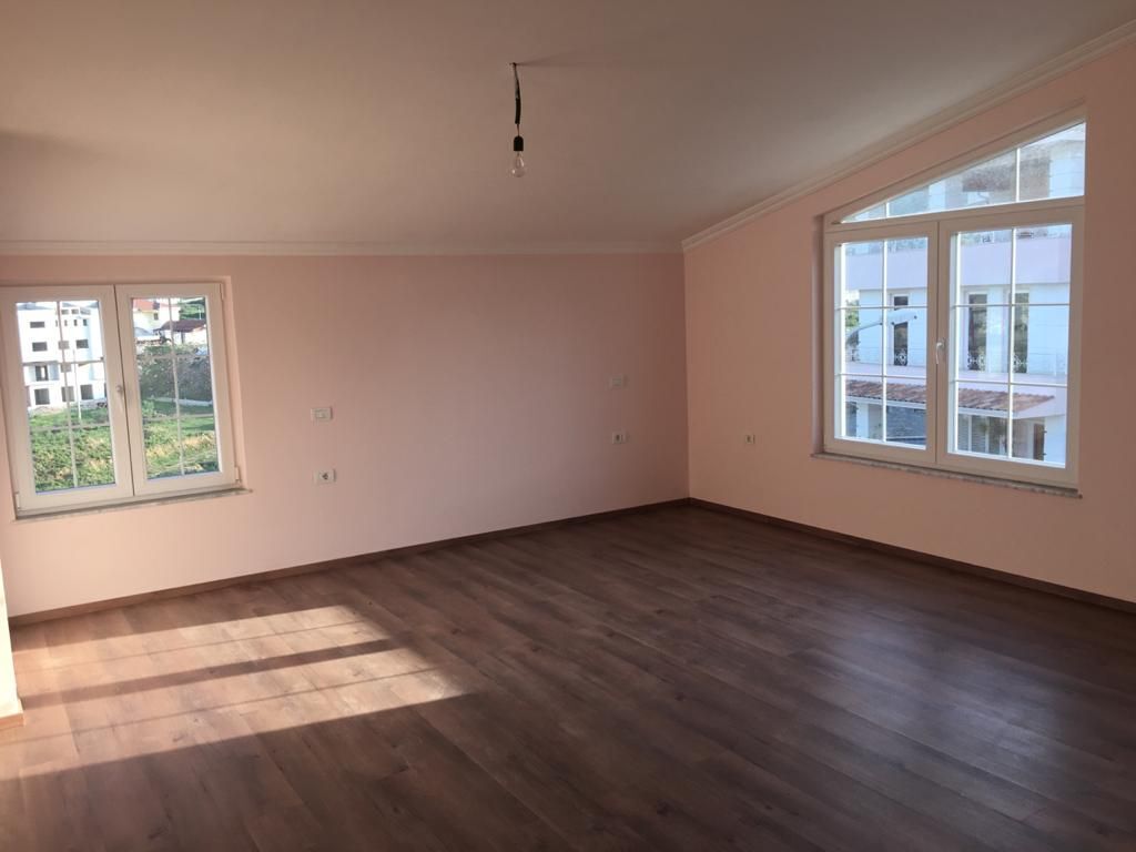 🏡 Vilë Luksoze 4-Katëshe me Pishinë Private në Akacia Hills – Pranë TEG