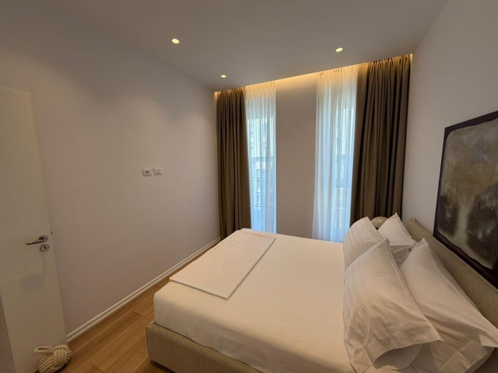 🏡 FOR RENT APARTMENT 1+1 + PARKING SPACE – PARIS COMMUNE💰 Price: 105,000 Lek/Month