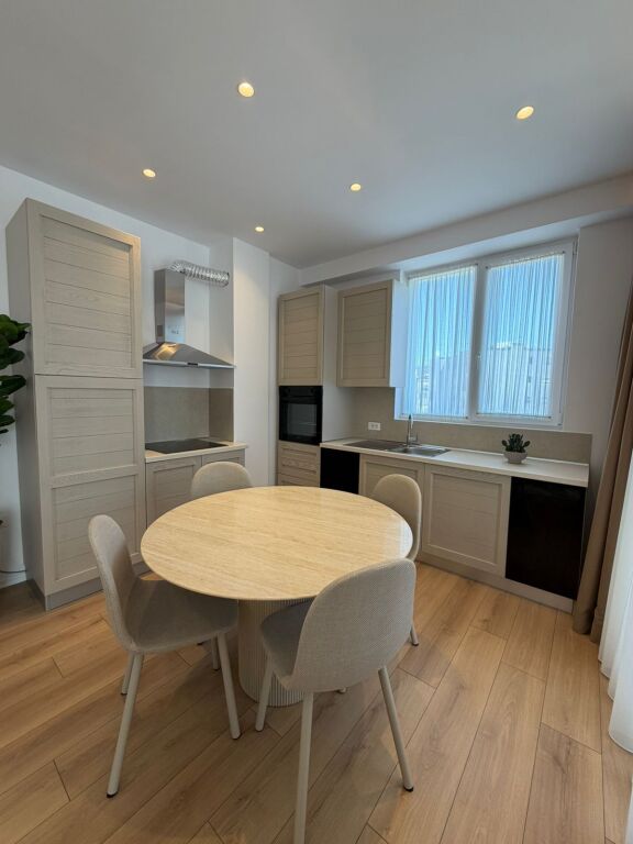 Tirane Komuna e Parisit , jepet me qera apartament 1+1+Ballkon Kati 2, 70 m² 105.000 Leke (Parkim i Perfshire ne Cmim )