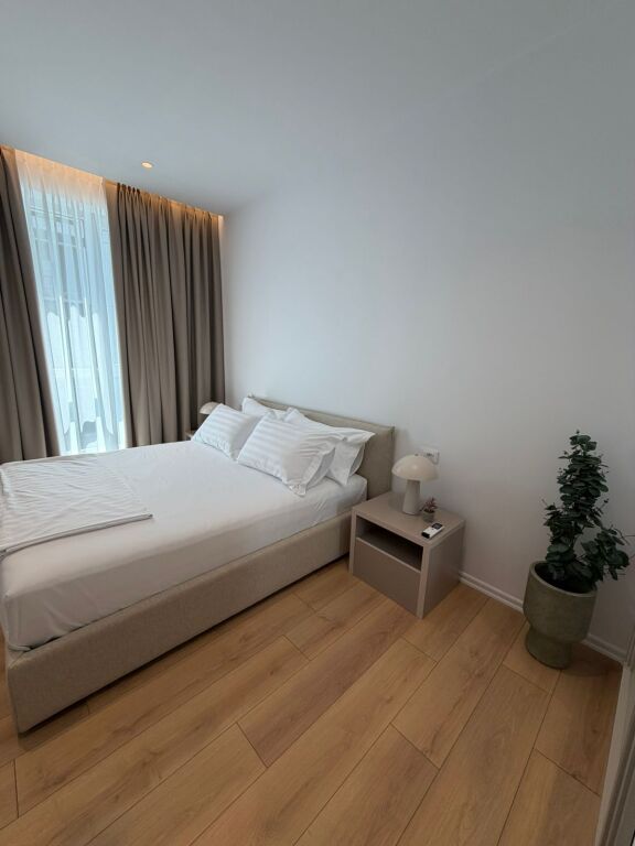 Tirane Komuna e Parisit , jepet me qera apartament 1+1+Ballkon Kati 2, 70 m² 105.000 Leke (Parkim i Perfshire ne Cmim )