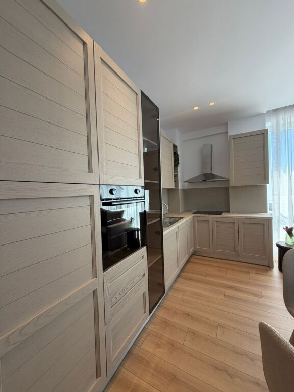 Tirane Komuna e Parisit , jepet me qera apartament 1+1+Garderob + Ballkon Kati 6, 70 m² 105.000 € (Parkim i perfshire ne cmim)
