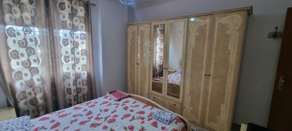 Jepet me qira apartament 2+1 te Pallatet Çabej