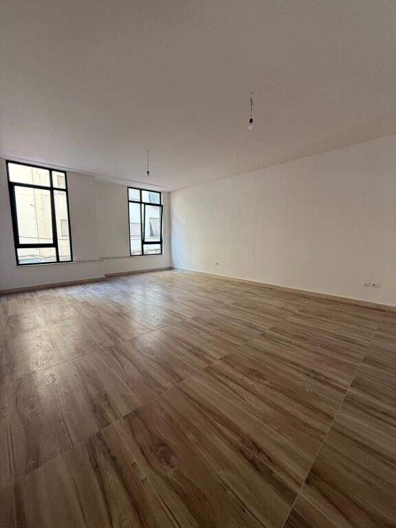 JEPET ME QERA AMBIENT BIZNESI PRANE DONIKA CENTER, TIRANE