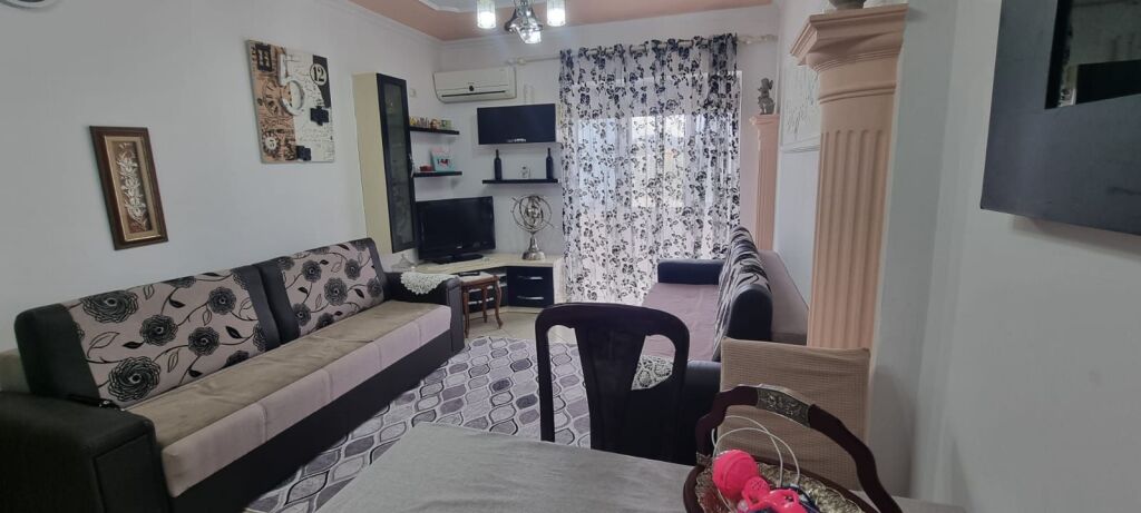 Jepet me qira apartament 2+1 te Pallatet Çabej