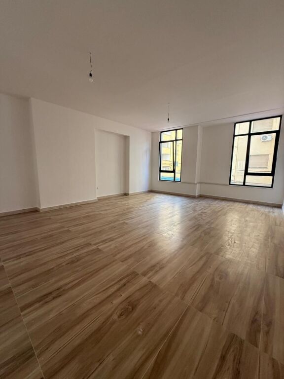JEPET ME QERA AMBIENT BIZNESI PRANE DONIKA CENTER, TIRANE