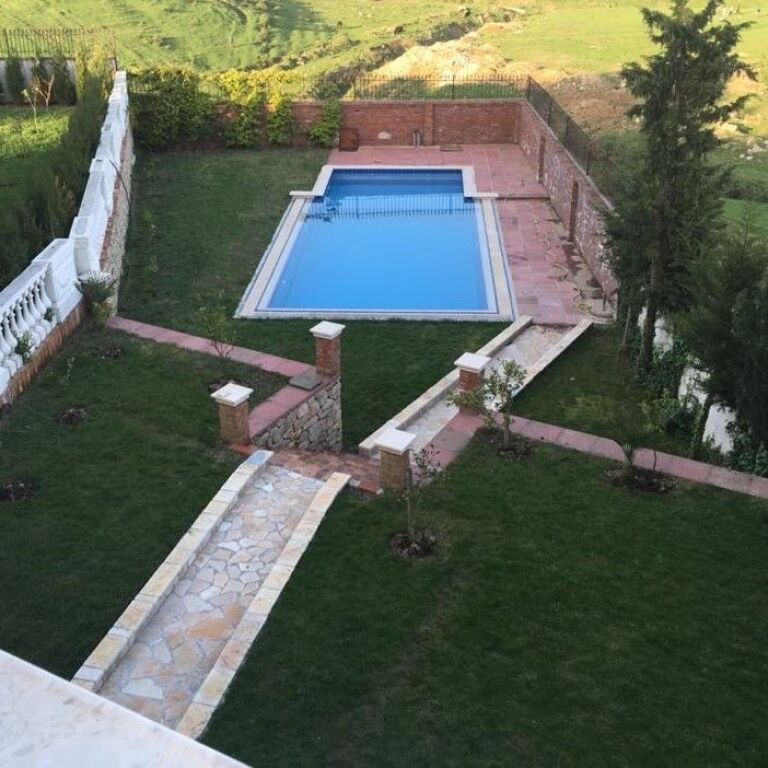 🏡 Vilë 4-Katëshe me Pishinë për Qira – Akacia Hills, pranë TEG ✨