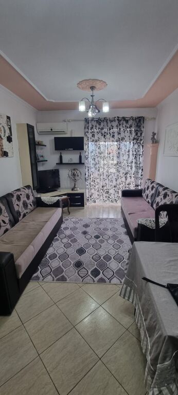 Jepet me qira apartament 2+1 te Pallatet Çabej