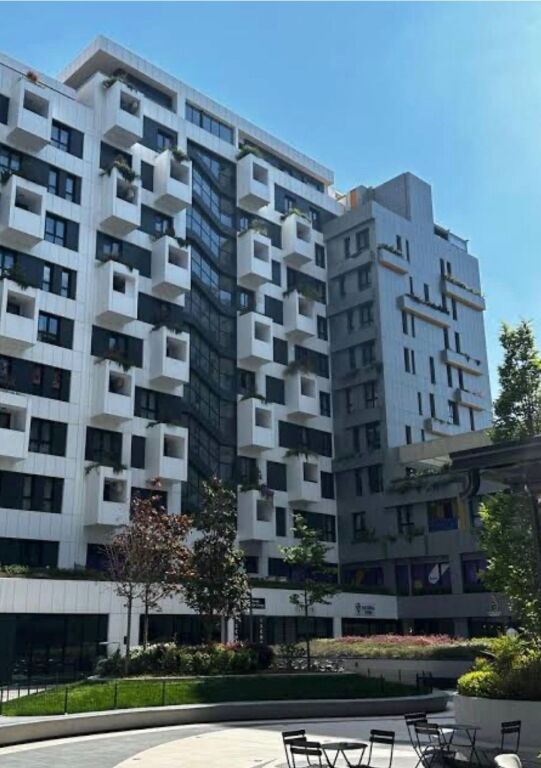 AMBIENT KOMERCIAL PER QERA, KOMPLEKSI SQUARE 21