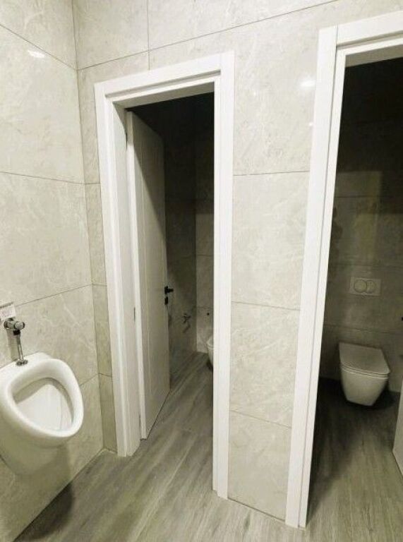 🏢Ofrohet me qira një ambient biznesi me pozicion strategjik dhe standarde të larta