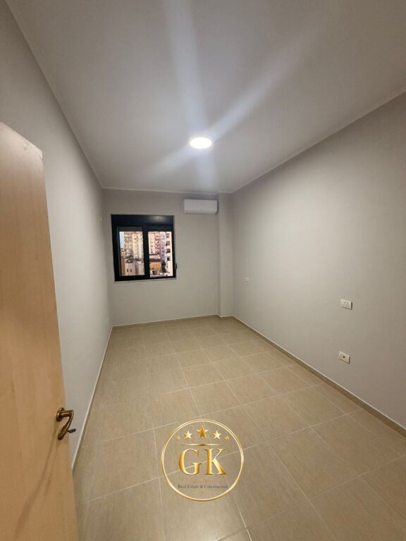 🏡 APARTAMENT 2+1 ME QERA 📍 KRYQEZIMI STADIUMIT DURRES
