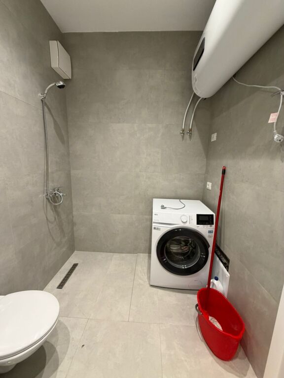 Tirane Komuna e Parisit , jepet me qera apartament 1+1+Ballkon Kati 2, 70 m² 105.000 Leke (Parkim i Perfshire ne Cmim )