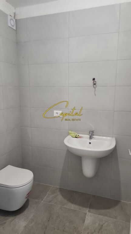 AMBIENT BIZNESI ME QIRA 97 M2 MYSLYM SHYRI 1300 EURO