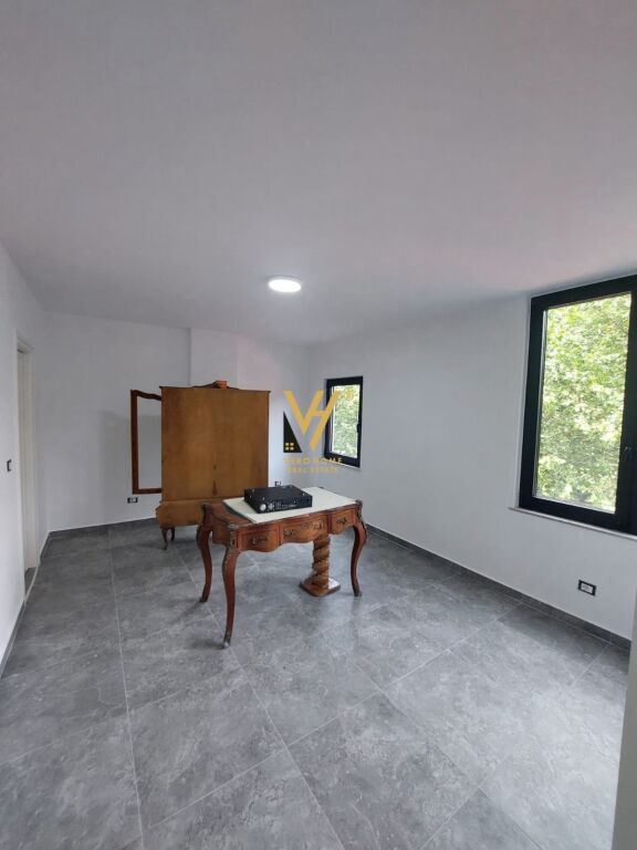 JEPET ZYRE 150 M2 ME QERA TE PALLATI ME SHIGJETA 100.000 LEKE