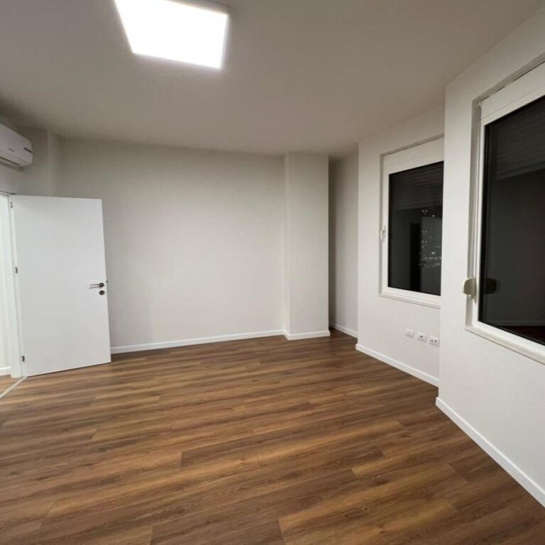 🏢 Jepet Ambient Zyre me Qira – Përballë Toptani Center ✨