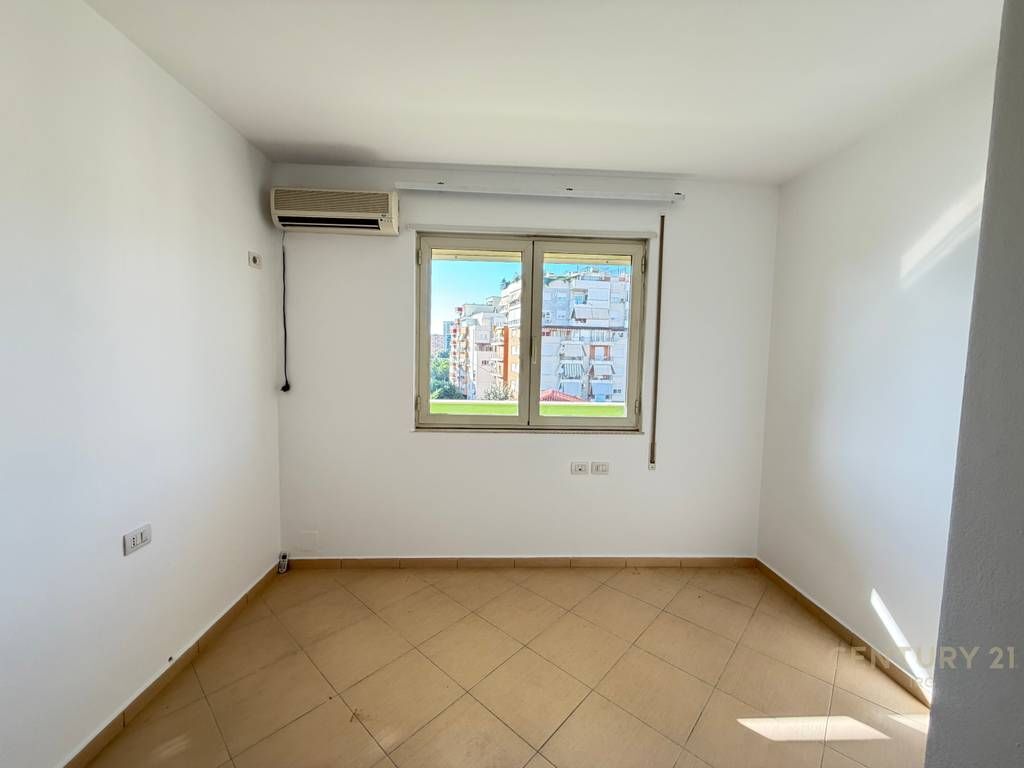JEPET ZYRË 3+1+2+POST PARKIMI PËR QIRA TEK RRUGA E ELBASANIT 1,000 € /Muaj