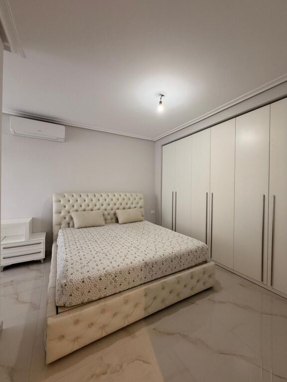 Per qira  APARTAMENT  2+1 prane Stacionit te Trenit Durres