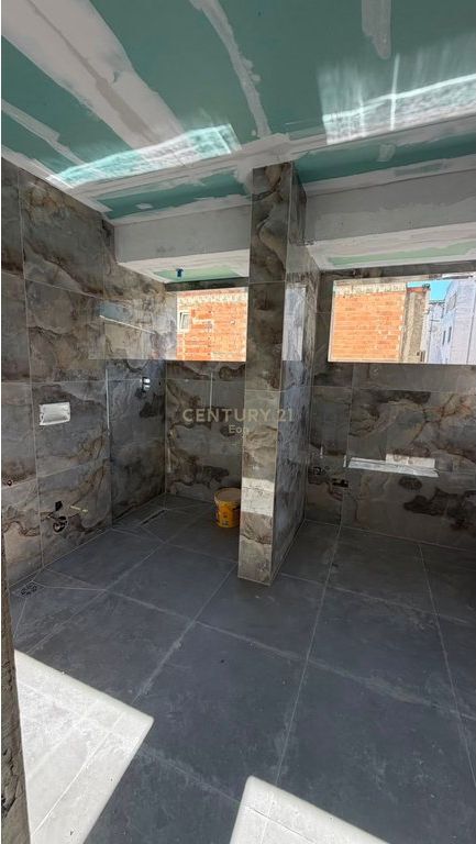 JEPET ME QIRA AMBIENTI NE QENDER TE DURRESIT , NE SHESHIN PRANVERA ! 1,300 € /Muaj