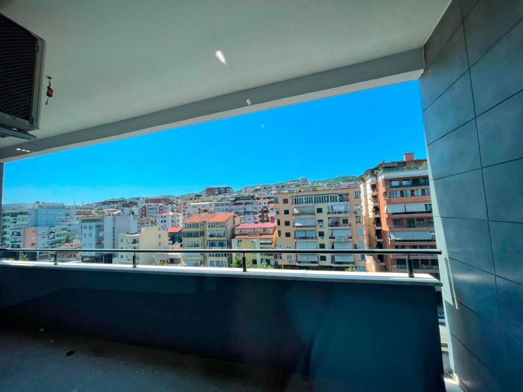 JEPET APARTAMENT 3+1 ME QERA PER ZYRA TE KRISTAL CENTER.