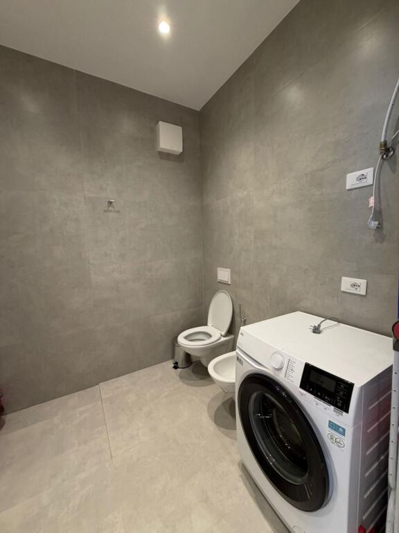 Tirane Komuna e Parisit , jepet me qera apartament 1+1+Garderob + Ballkon Kati 6, 70 m² 105.000 € (Parkim i perfshire ne cmim)
