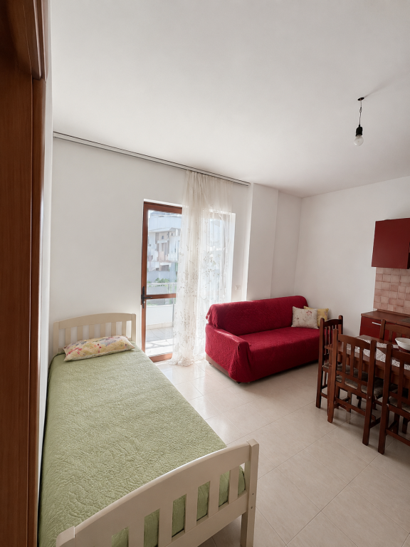 Ne Xhamllik prane sheshit shtraus jepet me qera apartament 1+1 i mobiluar totalisht!