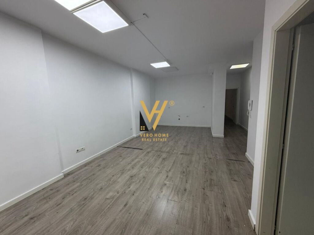 JEPET ZYRE 82 M2 ME QERA TE STADIUMI DINAMO 80.000 LEKE