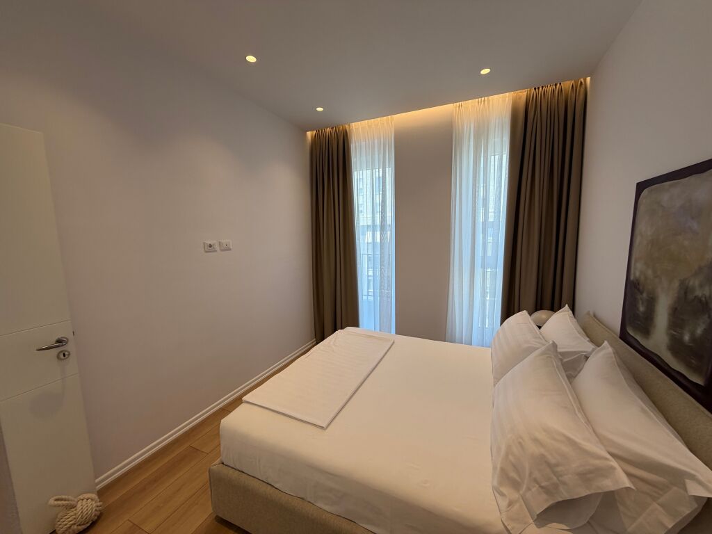 🏡 APPARTAMENTO IN AFFITTO 1+1 + POSTO AUTO – COMUNE DI PARIGI  📍 Situato nella zona del Comune di Parigi, una delle aree residenziali più preferite di Tirana.  ✨ Arredamento moderno e contemporaneo 🛋️ Soggiorno + zona cucina 🛏️ 1 camera da letto 🚿 1 bagno 🚗 Posto auto incluso Piano 6   ✔️ Appartamento accuratamente investito e arredato, adatto a coppie o individui che cercano comfort e facile accesso a tutti i servizi.  💰 Prezzo: 105.000 Lek/mese  📞 Per maggiori informazioni o per una visita alla proprietà, contattaci.