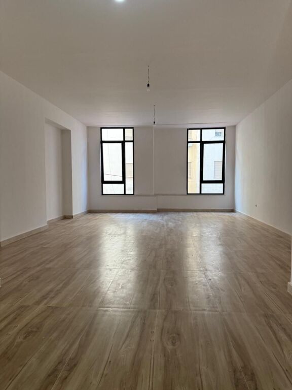 JEPET ME QERA AMBIENT BIZNESI PRANE DONIKA CENTER, TIRANE