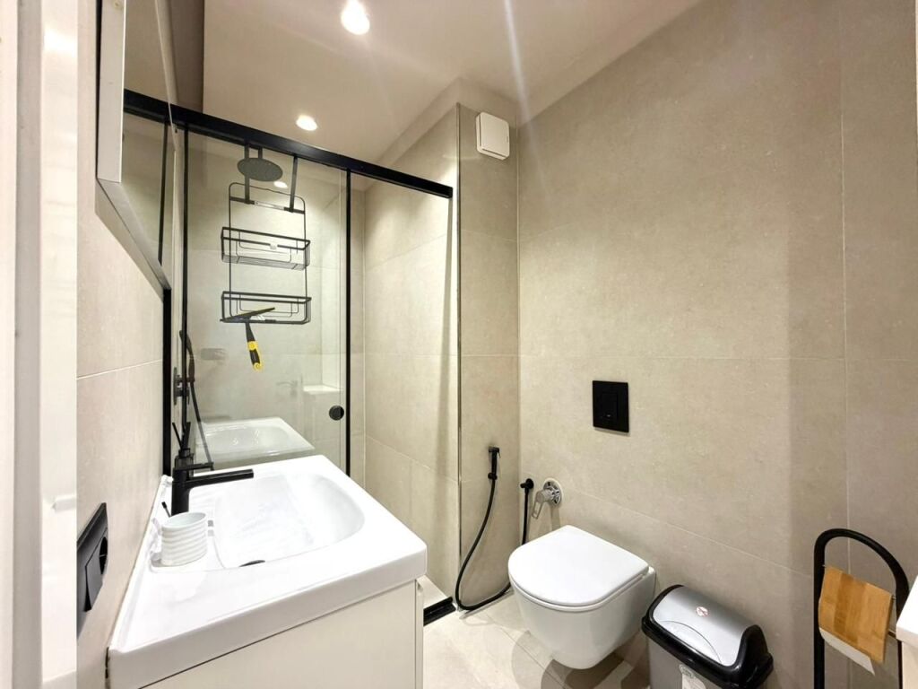 🏢 In Affitto: Attico (Penthouse) 📍Rr. Kosovareve - Zona Lago (Uni Barleti) 2+1+2 Balconi &amp; Terrazza utilizzabile | 1.500€/mese