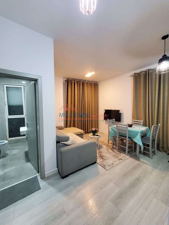 Apartament 1+1 me qira Komuna e Parisit ne Tirane