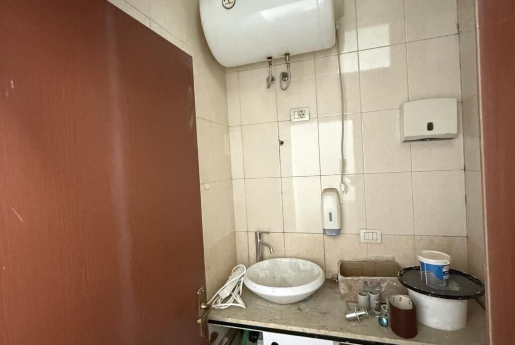 Tek Rruga Jordan Misja Jepet Ambient Biznesi Per Klinike Dentare Me Cmim 600 Euro Muaj