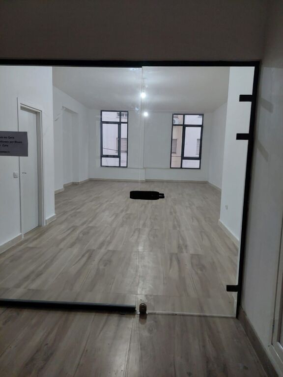 JEPET ME QERA AMBIENT BIZNESI PRANE DONIKA CENTER, TIRANE