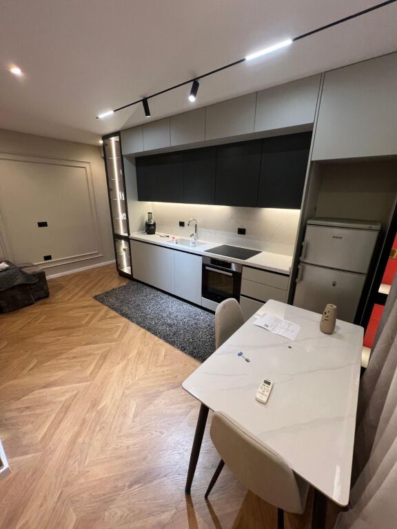 ✨JEPET APARTAMENT 1+1 LUKSOZ ME QERA ✨ 
 📍 Vendndodhja: Rezidenca "Kodra e Diellit 1", Tiranë