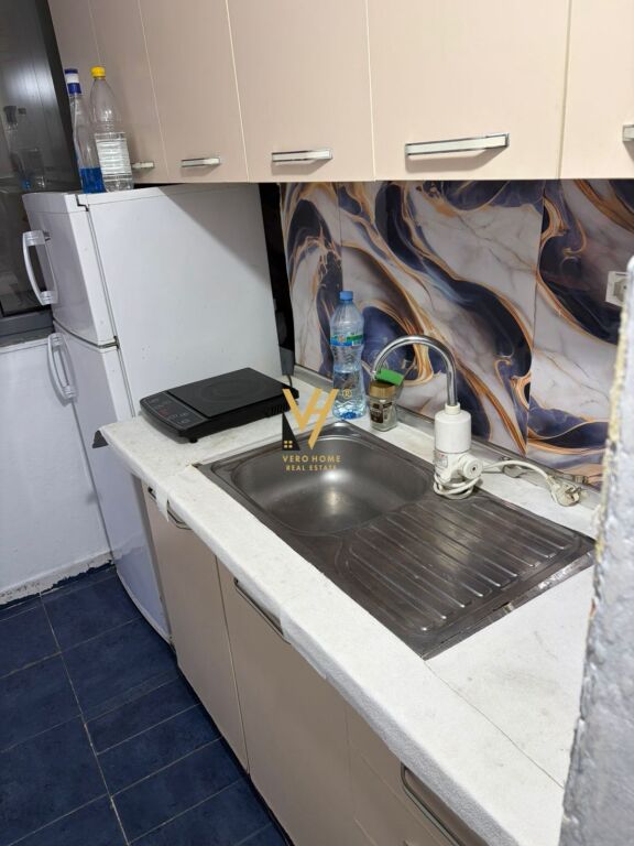 JEPET APARTAMENT 1+1 ME QERA TE RR.HOXHA TAHSIM 40.000 LEKE