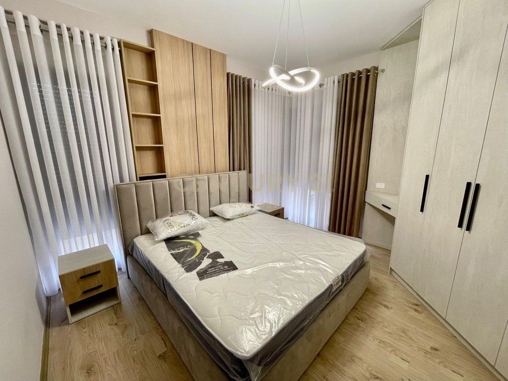 RRUGA E BARRIKADAVE, APARTAMENT 2+1+2+2 POSTE PARKIMI PER QIRA