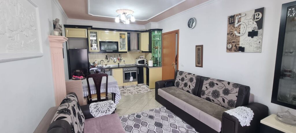 Jepet me qira apartament 2+1 te Pallatet Çabej