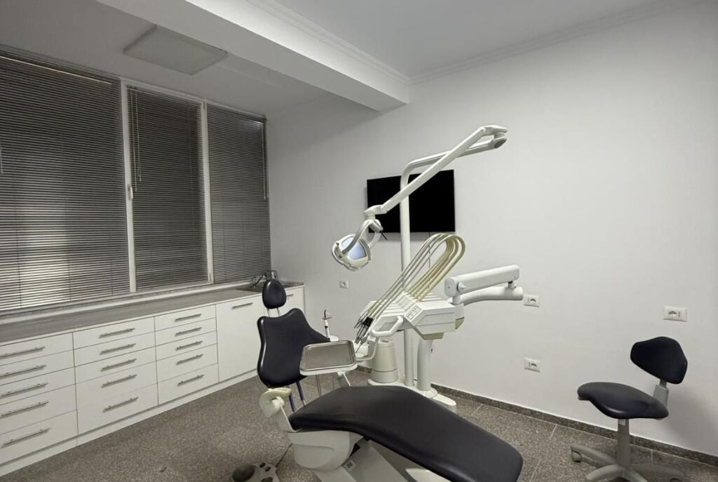 Tek Rruga Jordan Misja Jepet Ambient Biznesi Per Klinike Dentare Me Cmim 600 Euro Muaj