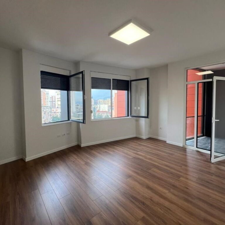 🏢 Jepet Ambient Zyre me Qira – Përballë Toptani Center ✨