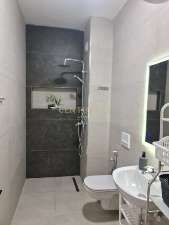 Rruga 5 Maji, Apartament 1+1 Per Qira